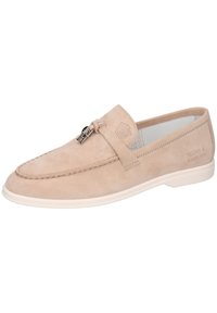 Mocassino beige in suede con una fibbia metallica decorativa, cuciture a contrasto e suola in gomma bianca. Logo impressa di lato.