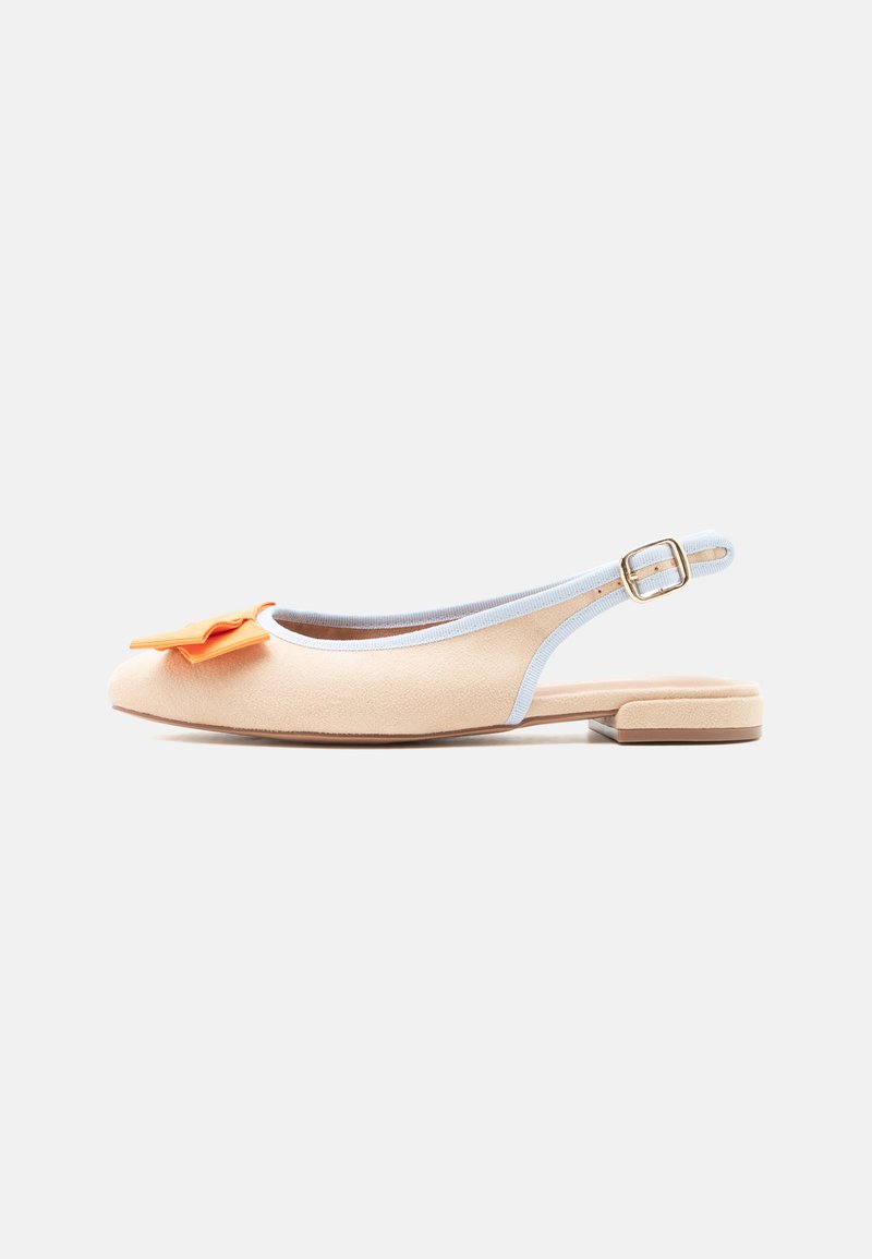 Beige slingback flad sko med lyseblå kant, gyldent spænde og orange sløjfedetalje på tåen, vist i profil mod hvid baggrund.
