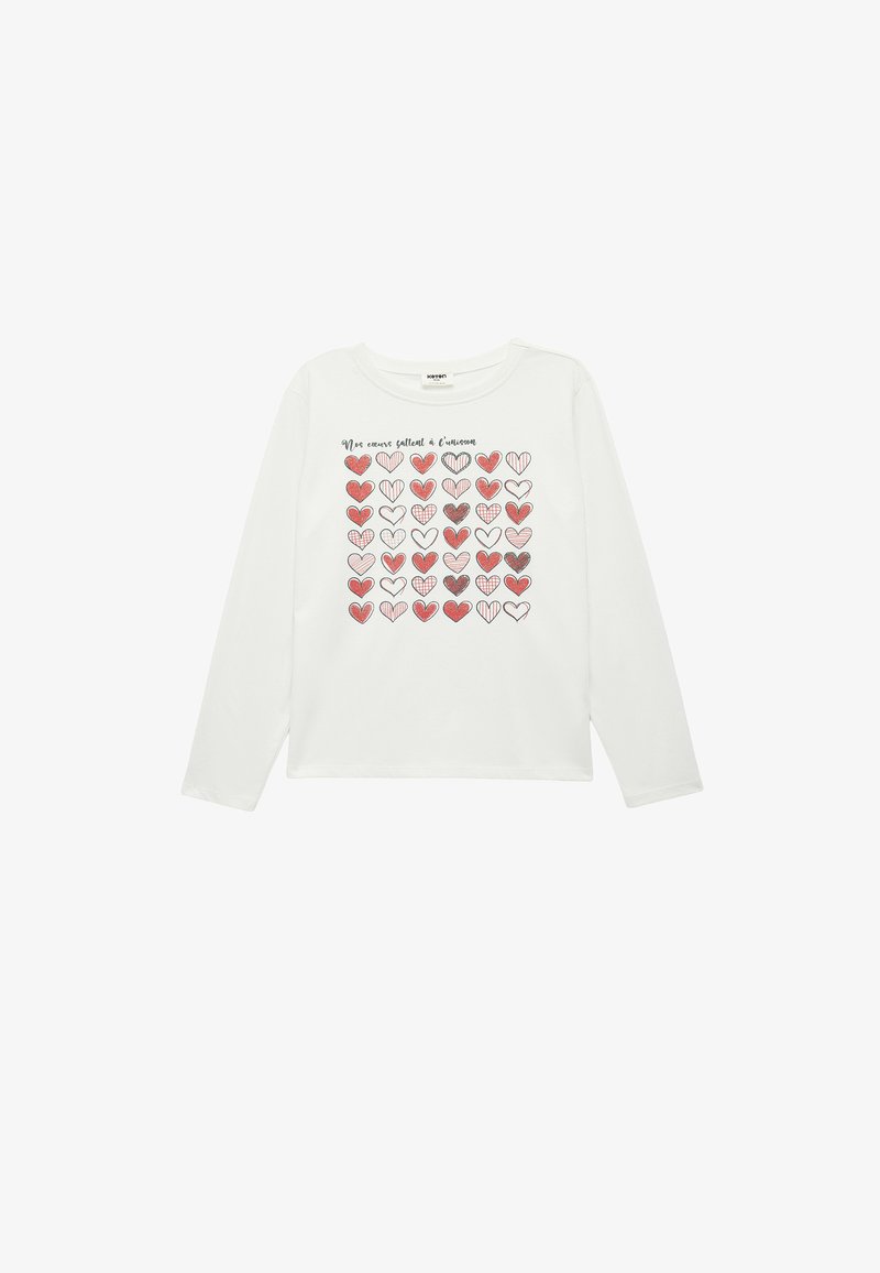 Camisa de manga larga blanca con un diseño de una cuadrícula de corazones rojos y rosas en varios patrones, con texto impreso encima del diseño. Material de algodón suave.