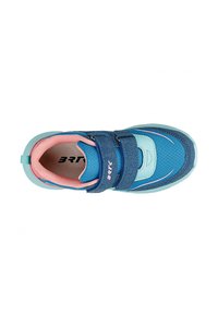 Blauwe en turquoise sport schoen met een gemêleerd bovenwerk, roze accenten, een klittenbandsluiting en een gevoerde binnenzijde met een patroon op de zool.