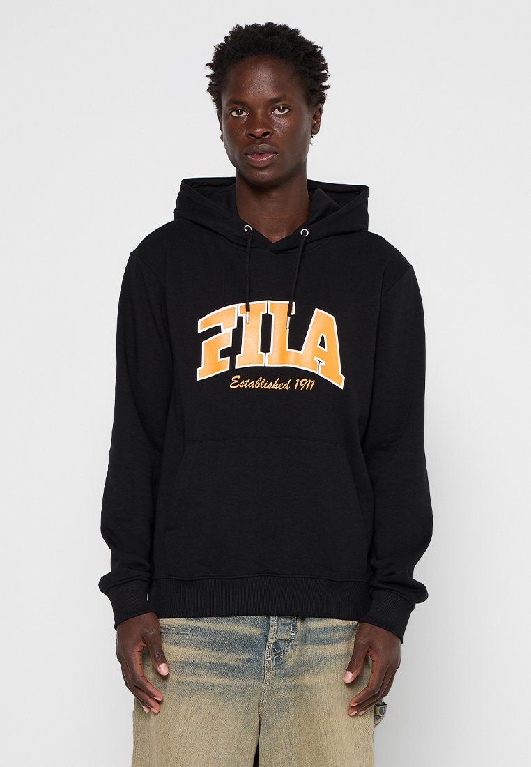 Felpa nera in cotone con tasca a marsupio frontale, con logo giallo "FILA" e testo "Established 1911" in bianco.