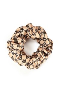Zijden scrunchie in beige met een zwart geometrisch patroon. Heeft een gerimpelde textuur en een ronde vorm, geschikt voor het veilig vasthouden van haar.