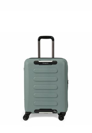 Valise rigide grise avec poignée noire extensible et quatre roues pivotantes, vue de face sur fond blanc.