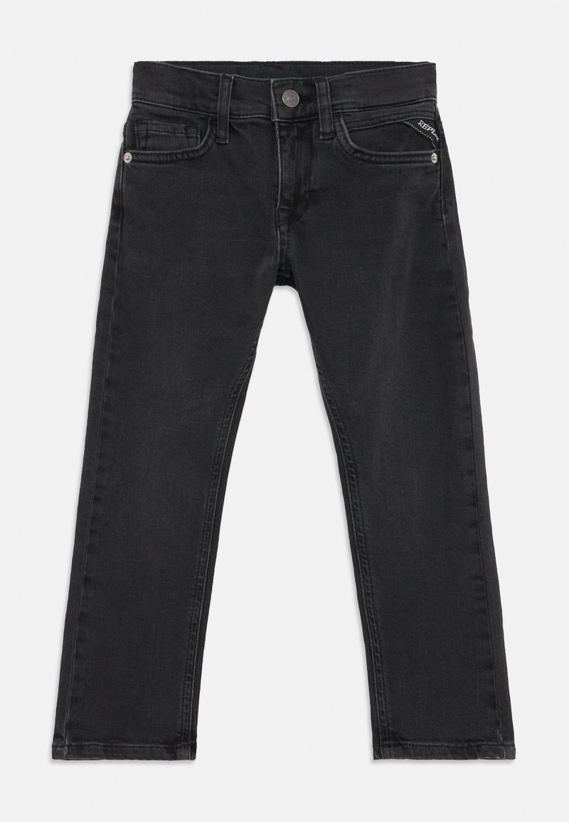 Melna džinsu auduma bikses ar taisnu kāju dizainu, piecām kabatām un priekšējo pogu aizdari. Audumam ir gluda tekstūra un smalkas šuvju detaļas.