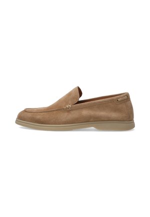 Herre tan ruskind slip-on loafer med moc toe-syning og lys beige gummisål, vist i sideprofil på hvid baggrund.