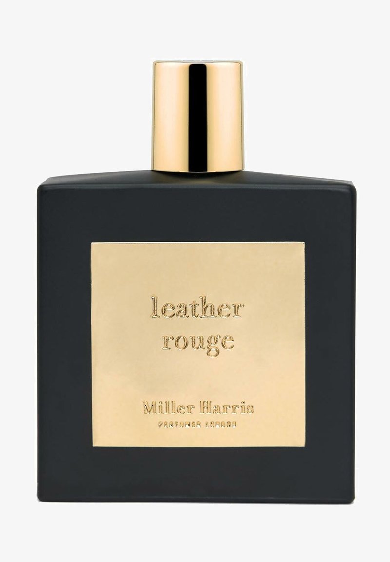 Flacon de parfum rectangulaire noir avec un capuchon doré. Présente une étiquette dorée embossée avec "cuir rouge" et "Miller Harris."