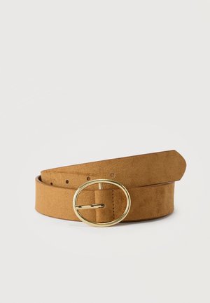 Béžový semišový opasok s viacerými dierkami a okrúhlou zlatou kovovou sponou, zobrazený zvinutý na bielom pozadí.
