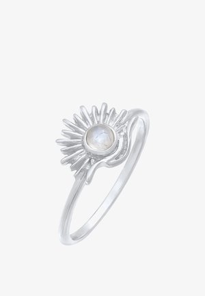 Zilveren ring met een zonnestraalontwerp en een ondoorzichtige maansteen in het midden. Glad band, gepolijste afwerking en ingewikkelde details aan de bovenkant.
