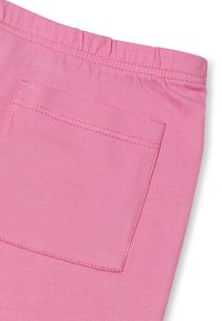 Tela de algodón rosa con un bolsillo en la parte trasera, con una cintura de canalé y una textura suave, que muestra detalles de costura vertical.