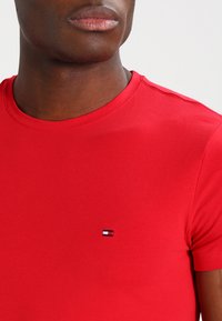 Tommy Hilfiger STRETCH SLIM FIT TEE - Basic T-shirt - haute red