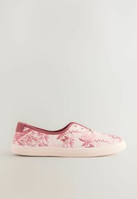 Růžové květinové plátěné boty na slip-on s texturovaným povrchem, bílou gumovou podešví a maroonovými akcenty kolem límce a tkaniček.