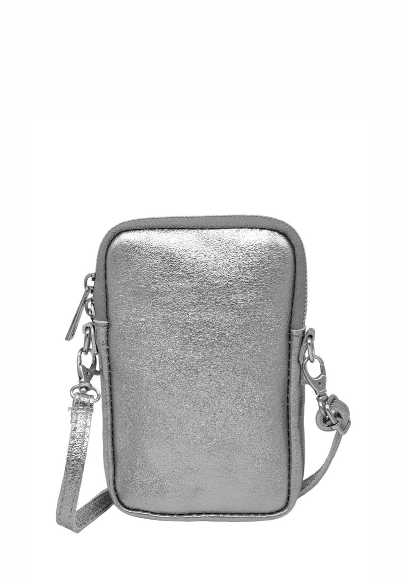 Sac bandoulière argenté métallique de forme rectangulaire, fermeture éclair, sangle réglable et surface texturée. Présente des accents métalliques argentés.