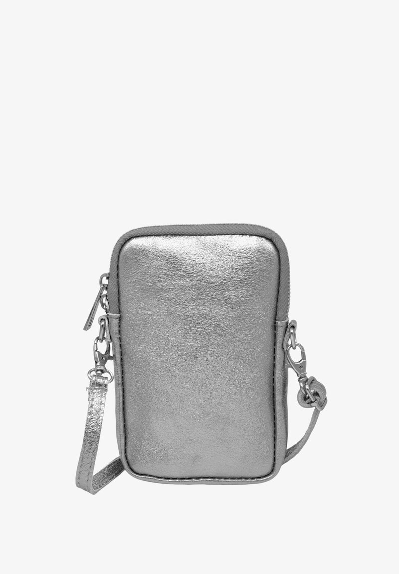 Sac bandoulière argenté métallique de forme rectangulaire, fermeture éclair, sangle réglable et surface texturée. Présente des accents métalliques argentés.