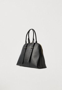 Μαύρη δερμάτινη τσάντα με δομημένο σχήμα, διπλές λαβές και χρυσές λεπτομέρειες στο φερμουάρ. Διαθέτει ραφές και διπλά μήκη ιμάντων.