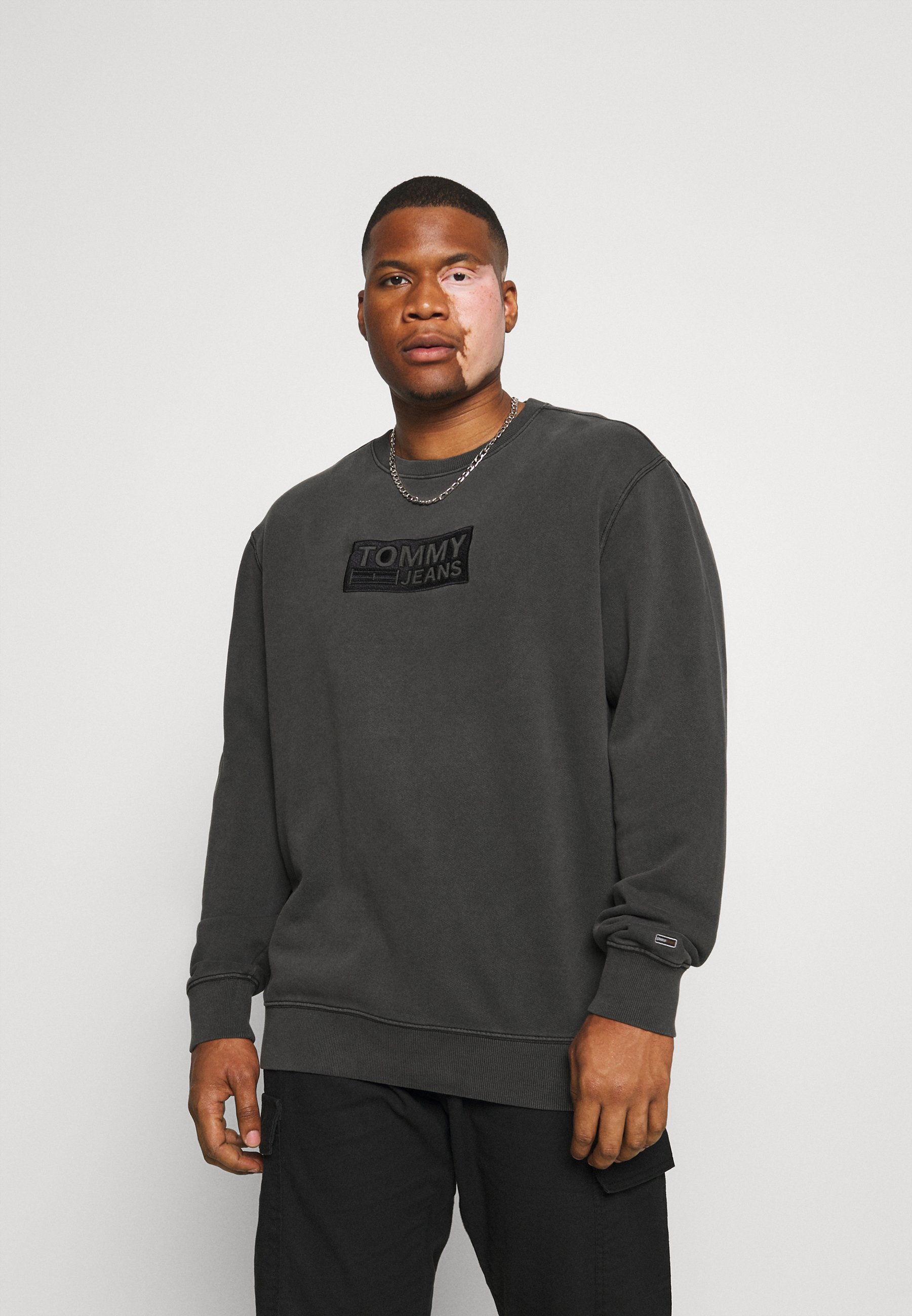 Tommy Jeans Plus TONAL LOGO CREW - Sudadera - black/azul marino - Zalando.es