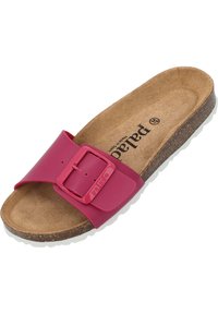 Infradito rosa con una larga cintura caratterizzata da una fibbia quadrata e fondo in sughero, completata da una suola in gomma bianca.