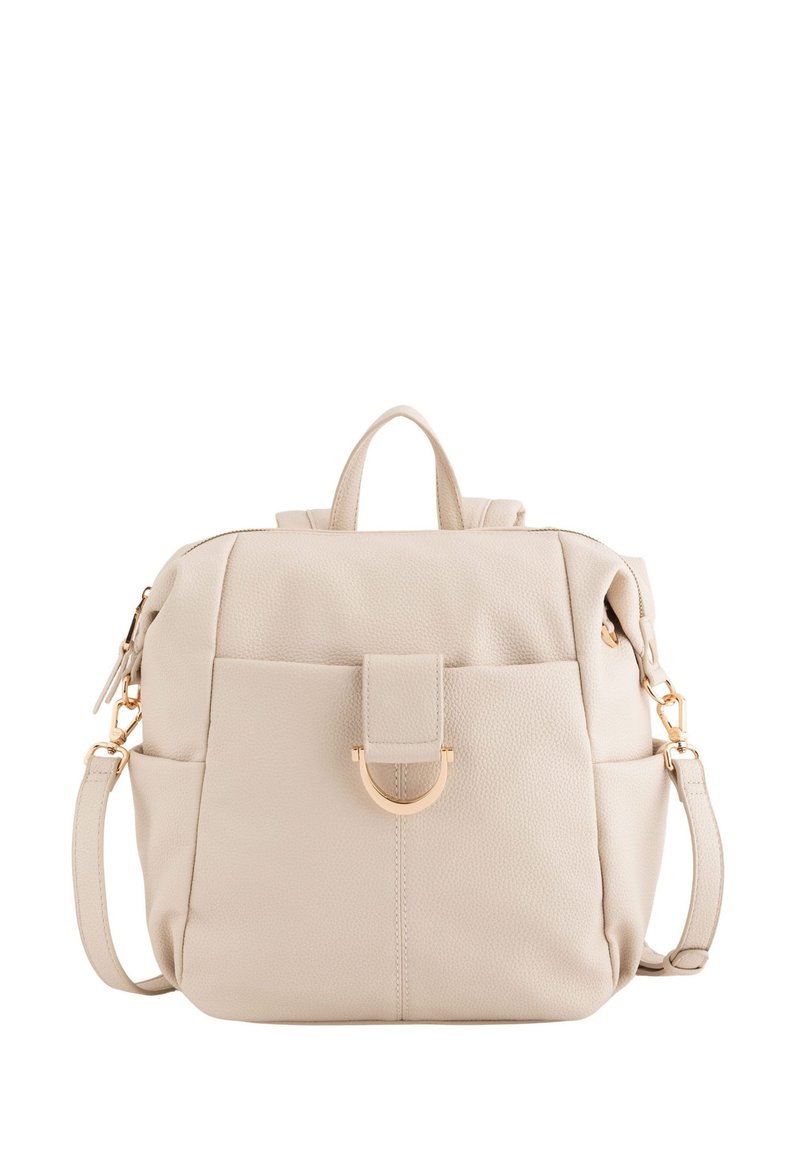 Mochila texturizada beige con un acento de herrajes dorados, que cuenta con un bolsillo frontal, un asa superior y tirantes ajustables.