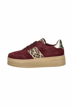 Sneaker in camoscio bordeaux con striscia laterale a stampa leopardata, suola piatta beige e accentuazione metallica sul tallone. Design con lacci e colletto imbottito.