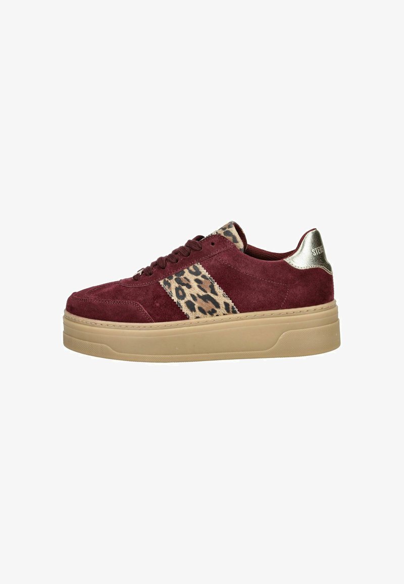 Sneaker in camoscio bordeaux con striscia laterale a stampa leopardata, suola piatta beige e accentuazione metallica sul tallone. Design con lacci e colletto imbottito.