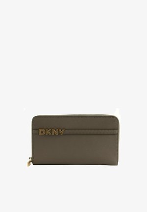 Portefeuille rectangulaire marron avec fermeture éclair intégrale, logo DKNY doré sur le devant et finition en cuir texturé.