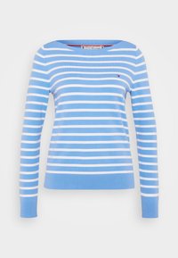 Jasnoniebieski i biały poziomo paskowany sweter z długim rękawem, z okrągłym dekoltem i małym haftowanym logo na lewej piersi.