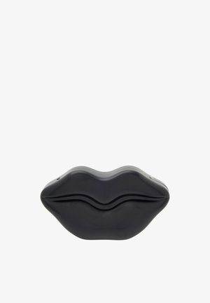 Zwarte clutch in de vorm van lippen, gemaakt van glanzend materiaal. Bevat een golfontwerp en subtiele groeven. Hardware met zijklemmen voor sluiting.