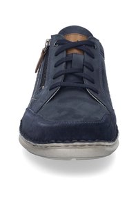 Námořnické semišové šněrovací boty s bočním zipem, které mají hnědý kožený akcent na jazyku a texturovanou gumovou podrážku.