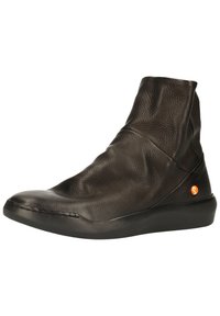 Botín de cuero negro hasta el tobillo con un acabado texturizado, punta redondeada y un acento de logo naranja en el lateral. Suela de goma flexible.