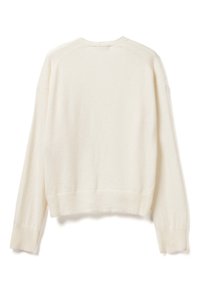 Krémový svetr s měkkou texturou, s kulatým výstřihem a žebrovanými manžetami a lemem. Pohled zezadu ukazuje uvolněný střih.