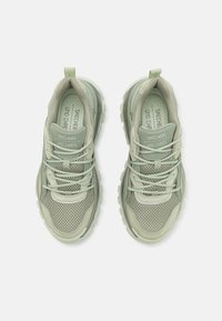 Skechers UNO CHAOS - Tossud - sage