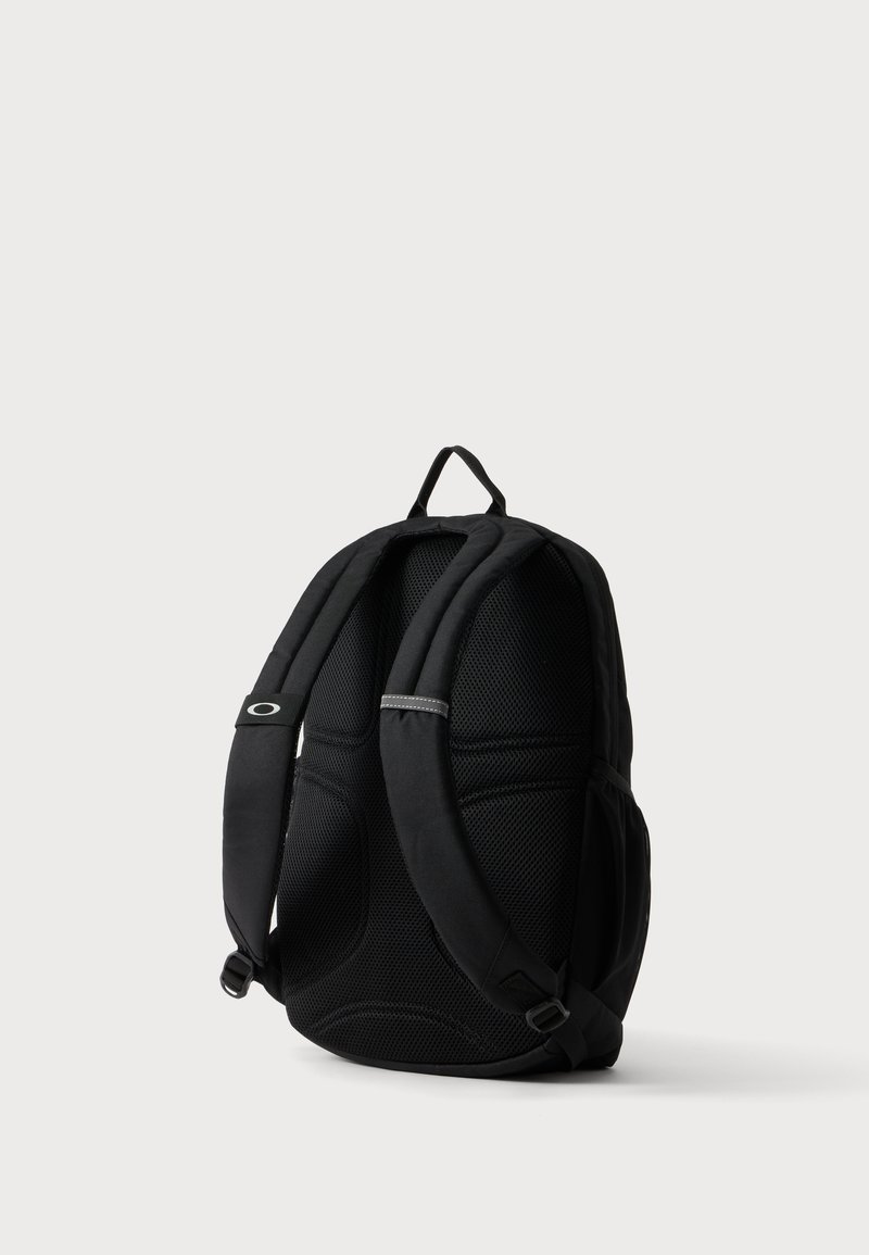 Schwarzer Rucksack mit gepolsterten Schultergurten und Mesh-Rückenpaneel, von hinten vor weißem Hintergrund gezeigt.