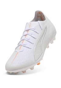 Weiße Fußballschuhe mit strukturiertem Obermaterial, orangefarbener Akzentlinie, silbernen Details und Stollen an der Sohle für besseren Halt.