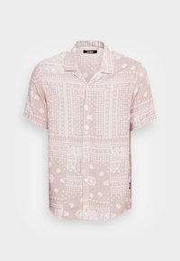 Camicia a maniche corte con bottoni in tessuto rosa chiaro, caratterizzata da motivi floreali e geometrici bianchi, con colletto classico e vestibilità rilassata.