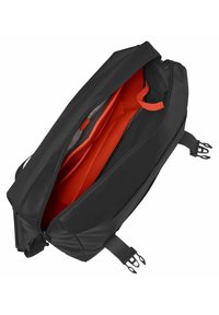 Schwarze Tasche mit geräumigem Innenraum und orangefarbener Innenauskleidung, mehreren Fächern und langlebigen Reißverschlüssen. Enthält verstellbare Tragegurte für zusätzlichen Komfort.