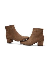 Botas de tobillo de ante marrón con tacón cuadrado, que presentan una puntera redonda y una textura suave. El diseño es simple y clásico, sin detalles visibles.