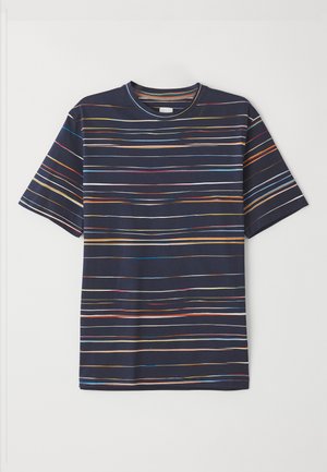 Camiseta de manga corta azul marino con rayas horizontales en varios colores, cuello redondo, tejido suave y ajuste relajado.