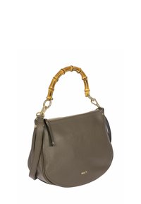 Sac à main en cuir vert olive avec une forme courbée, une poignée en bambou et des accouts en or. Il dispose d'une fermeture éclair et d'une bandoulière ajustable.