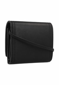 Cartera de cuero negro con una textura suave, diseño plegado, acentos de costura y una correa delgada. Forma compacta y rectangular.