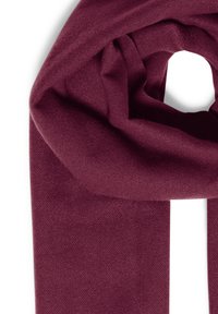 Bordový šál vyrobený z mäkkého, textúrovaného materiálu; má hladký povrch a visí v záhyboch, čo zdôrazňuje jeho bohatú farbu a luxusný vzhľad.