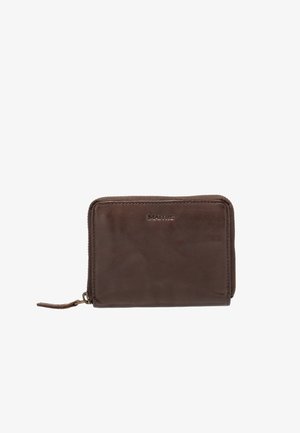 Portefeuille en cuir marron avec fermeture éclair, de forme rectangulaire, texture lisse et logo « MAÎTRE » en relief sur le devant.