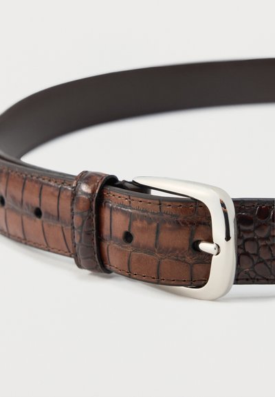 Καφέ δερμάτινη ζώνη με υφή κροκόδειλου και ασημένια μεταλλική πόρπη σε λευκό φόντο.