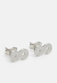 Orecchini a stecca d'argento a forma di infinito, adornati con pietre chiare e luccicanti, con una finitura in metallo lucido e un design classico.