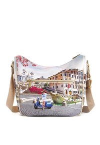Borsa a spalla con stampa di un paesaggio urbano, con una vespa e elementi decorativi. Realizzata in pelle testurizzata, con chiusura a zip e tracolla regolabile.