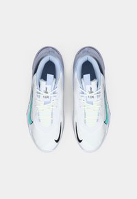 Un par de zapatillas de correr blancas y azul claro con detalles en negro y turquesa, vistas desde arriba sobre un fondo blanco.