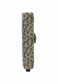 Portafoglio con motivo esagonale in toni di grigio, caratterizzato da una forma elegante e una superficie testurizzata con un piccolo dettaglio in metallo.
