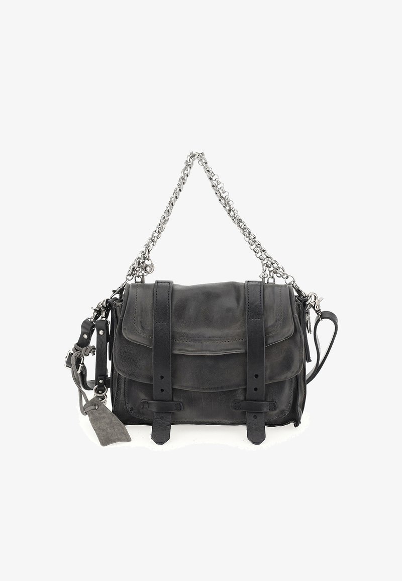 Sac en cuir noir avec une fermeture à rabat, une bandoulière en chaîne argentée et des détails en boucle. Présente une surface texturée et une étiquette en cuir amovible.