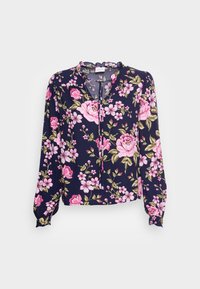 Blusa floral em tecido azul-marinho com grandes rosas cor-de-rosa, flores menores e folhas verdes. Decote com babados e mangas longas com puff.