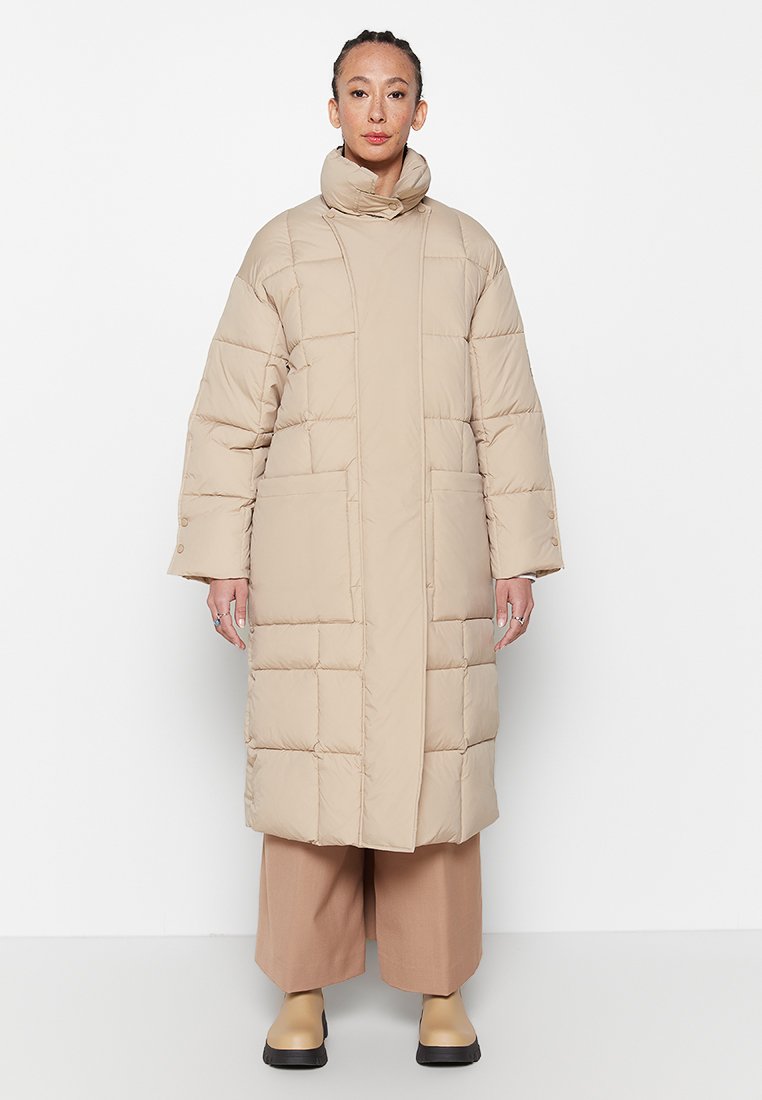 closed Wintermantel beige