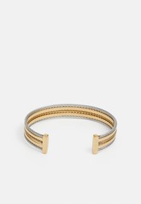 Bracelet en métal avec des fils entrelacés dorés et argentés, ornés de accents rectangulaires dorés à chaque extrémité. Design texturé.