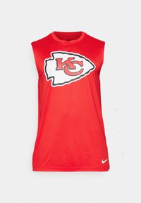 Débardeur de sport rouge avec un logo Kansas City blanc et noir sur le devant. Fabriqué en matériau synthétique lisse avec un col rond.